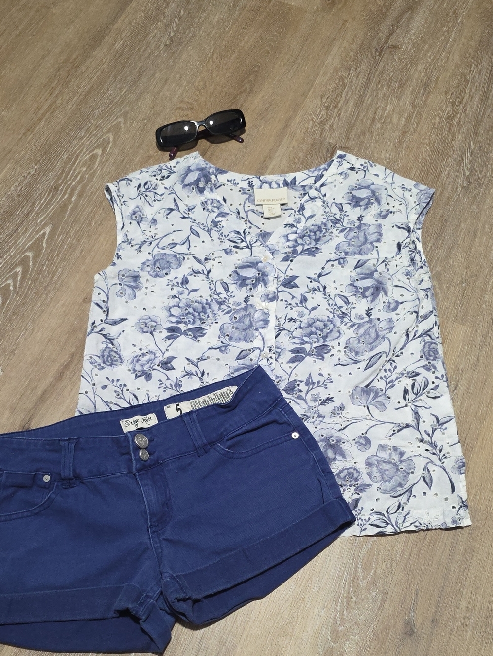 Cynthia Rowley Cotton Blue And White Floral Eyelet Cap-Sleeve Blouse